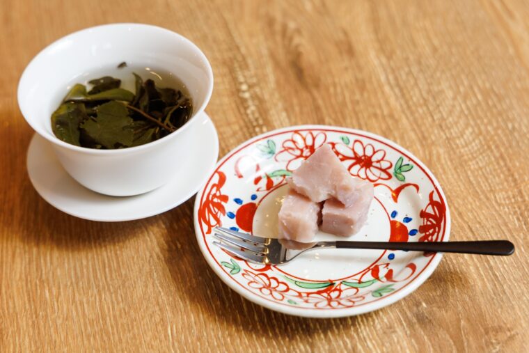 ひと口サイズの甘味と日替わりの台湾茶が付きます