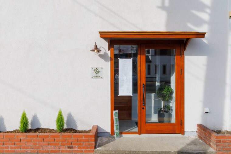 白壁が印象的な外観