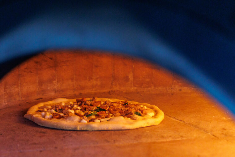 焼き上がり具合を目視で確認しながら焼き上げます