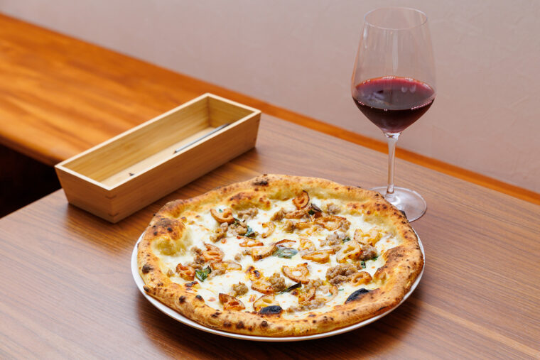 『季節野菜と妻有ポークの自家製ソーセージピッツァ』（2,000円）