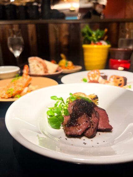 「人気は新潟和牛のステーキを味わえるコースです。長岡市摂田屋の醤油で作った香り高いソースでお召し上がりください」と三元さん