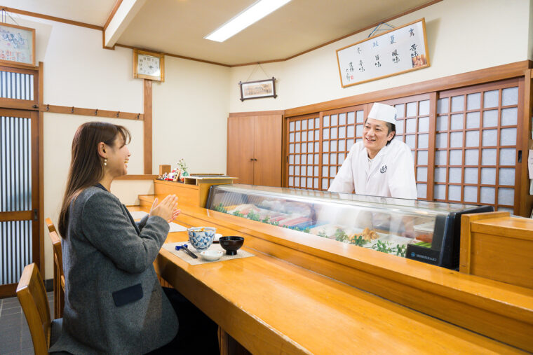 カウンター席の目の前には新鮮な魚たちがズラリと並ぶ