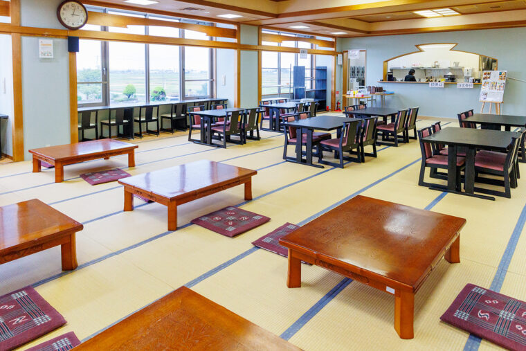 食堂。ひとりでも利用できるカウンター席もある