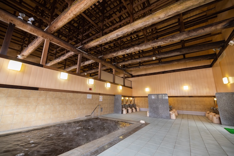 効能豊かな日帰り温泉も併設。食事の前後に楽しめる