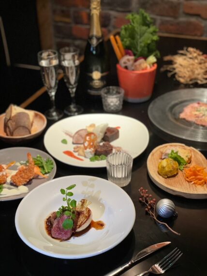 『新潟和牛を味わうクリスマスプレミアムコース』7,000円／1名、『新潟ローストポークコース』5,000円／1名（税込）。訪店日の前日17：00までに要予約。どちらも＋2,000円で飲み放題を追加できます