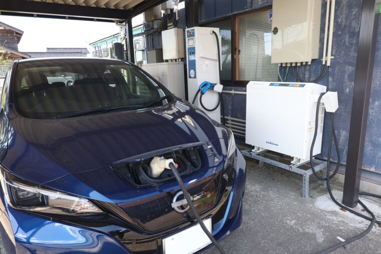 社用車の日産リーフは、業務で走行するよりもV2Hシステムの蓄電池としての役割の方が多いそう