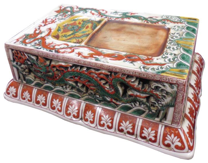 万暦五彩龍紋陶硯（弦巻松蔭旧蔵、新潟市北区郷土博物館蔵）