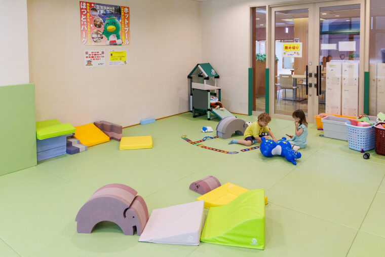 おもちゃを備えたキッズスペース。 子どもを見守りながら過ごせます
