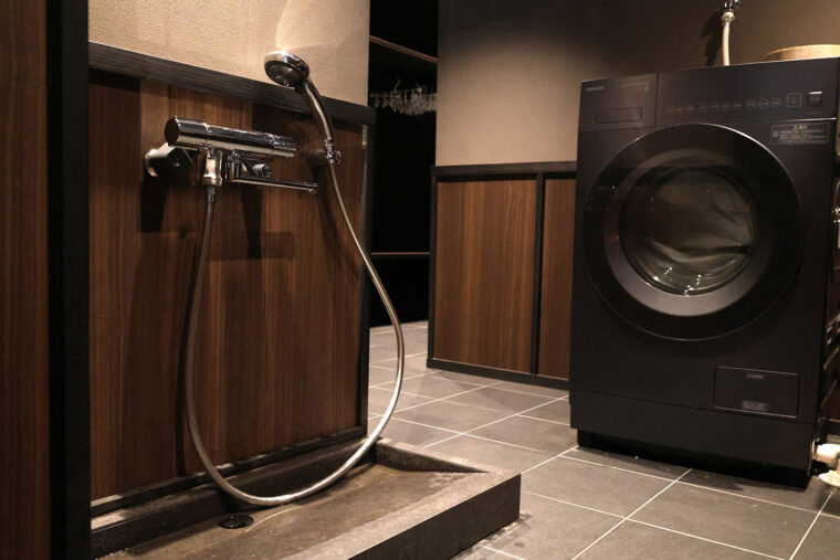 宿周辺を散歩してきたら、ペット専用足洗い場で汚れを落とすことができる