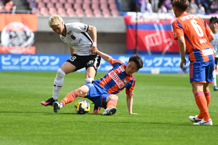 豊富な運動量と体を張ったプレーでボールを奪い、攻守ともに活躍を見せる新井選手