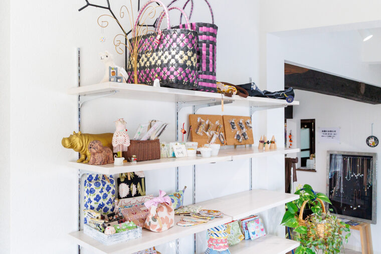 入口にもクラフト作品が並ぶ