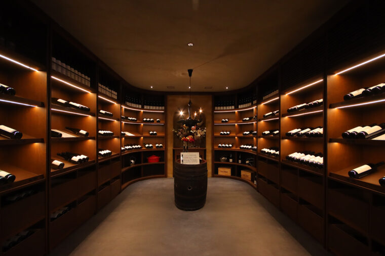一昨年に新設した、シックな雰囲気のヴィンテージワインセラー