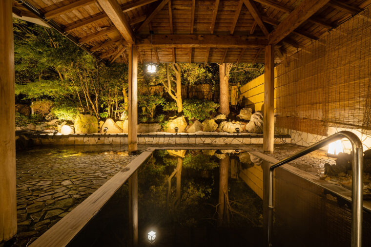 岩室温泉の黒湯をたたえた露天風呂