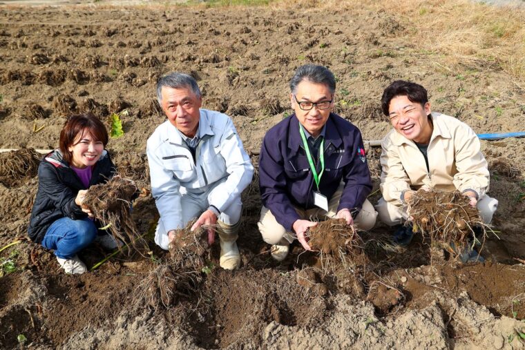 生産者の小林さん（写真左から2番目）とJA北新潟の神田さん