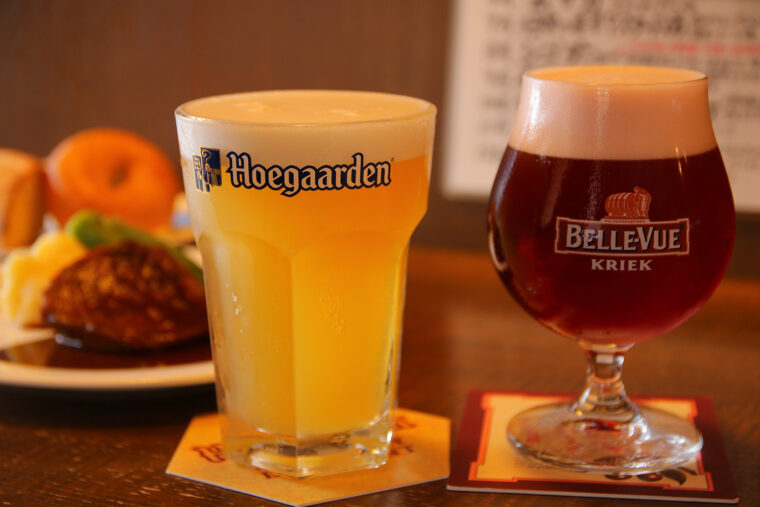 ベルギーの地 ビール『ヒュー ガルデン白（生）』（写真左） は何と1994年から提供している