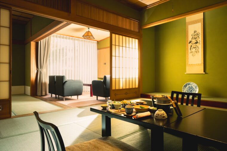 野花亭の一室・苧環（おだまき） は、和の趣を感じる、ゆとりのある空間。12.6畳と広く、複数人での宿泊に最適