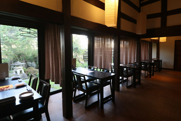 店内から庭園を眺められる