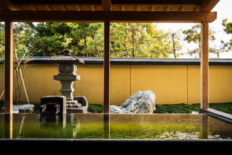 越の里の宿泊者のみが利用できる自家源泉露天風呂。2年前に新設