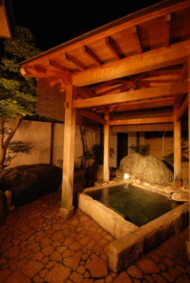 源泉貸切風呂・ 外の湯。季節によって異なる風景が魅力だ