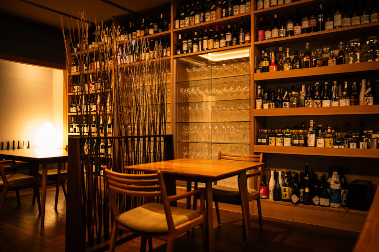 限定酒を中心とした新潟地酒がズラリと並んだダイニングルーム