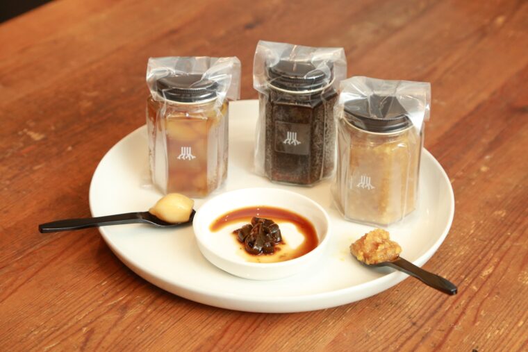 写真左から『蒸にんにくのはちみつづけ』（1,290円）、『青唐しょうゆ黄麹づけ 150g』（1,290円）、『黄麹にんにく漬け 150g』（1,290円）。ご飯やお酒のおともに合います！