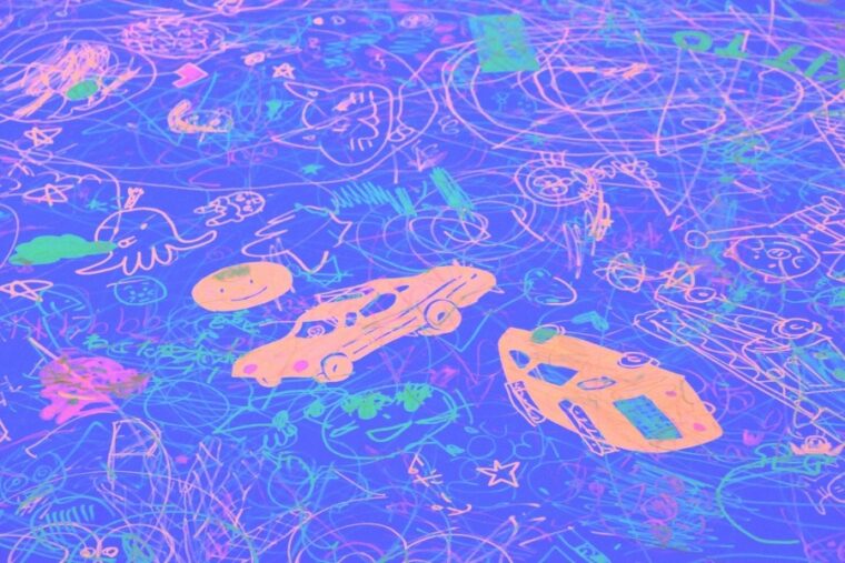 蛍光ペンで描いた絵が光って見える『光るおえかき』