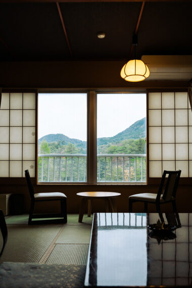 弥彦連山を一望できる4階のつむぎの間