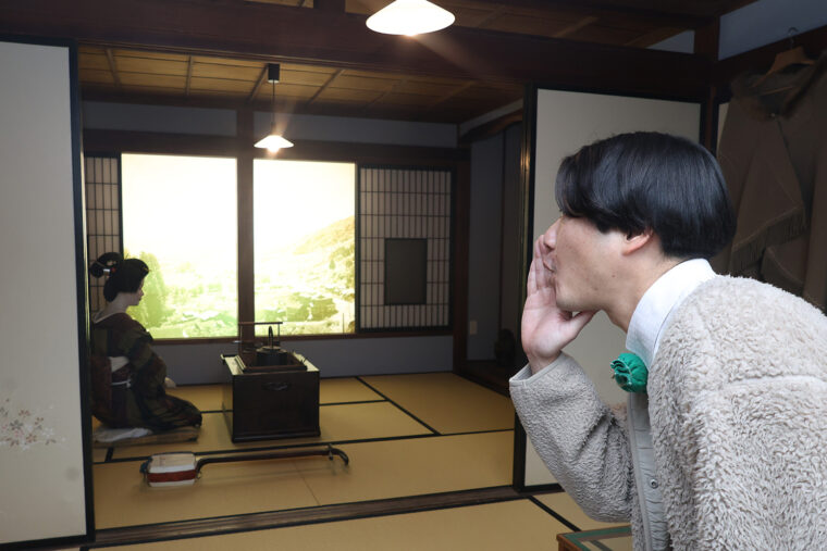 駒子の部屋に行ったら、駒子さんが座ってました。おーい、って声をかけたけら、微笑んでくれた気がする