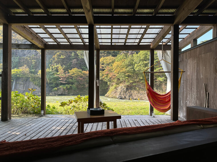 荒川が眼前に広がる楓の荘のプライベートテラス