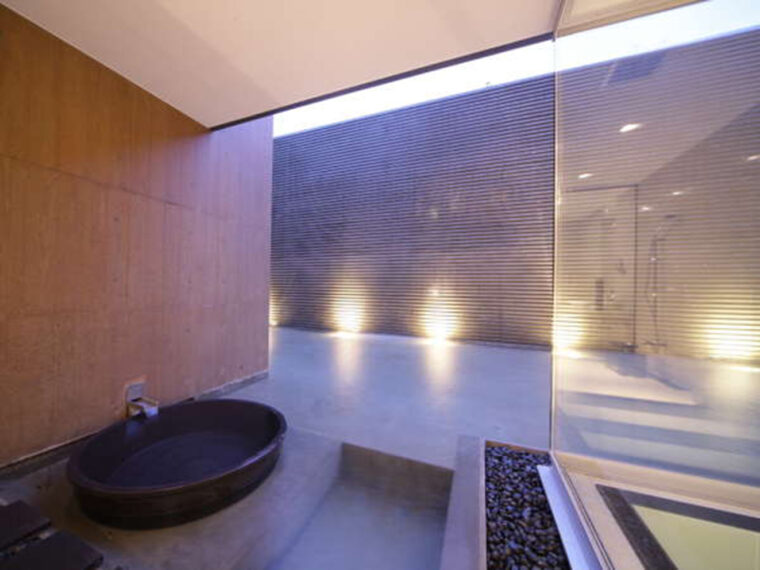 源泉を心ゆくまで堪能できる露天風呂。冬は雪見風呂も楽しめる