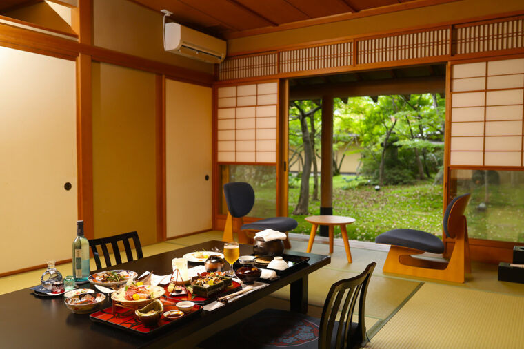 12畳+8畳でゆとりのある葵の間。1名から6 名まで利用可