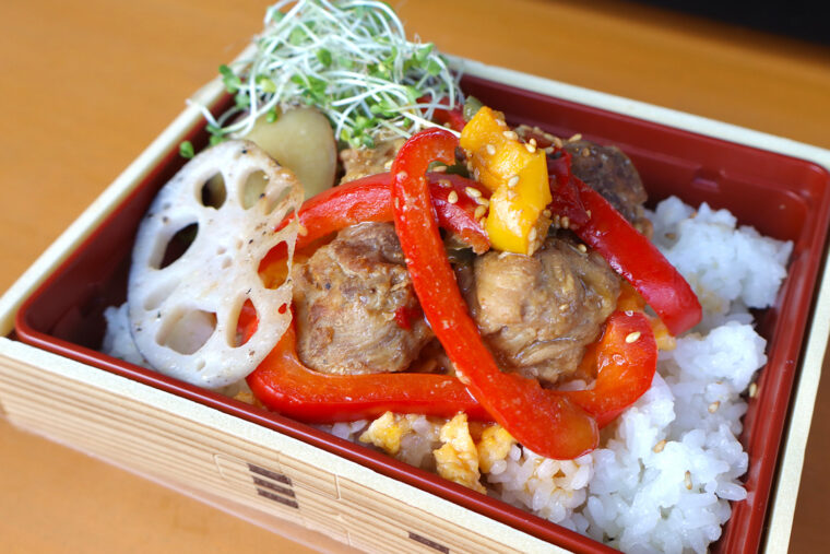 『ふわたま黒酢団子弁当』（810 円）