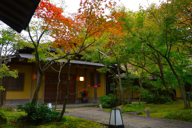 玄関までのアプローチ。 ぼんぼりの灯りが癒やして くれる