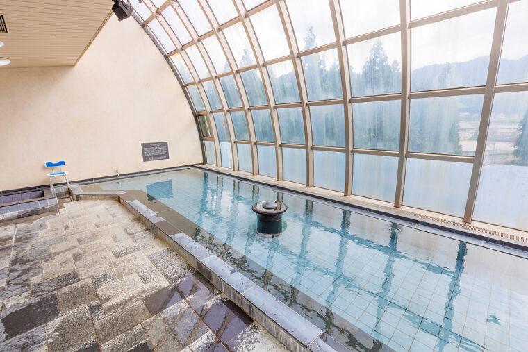 さらりとしたアルカリ性単純泉の自家源泉を楽しめる大浴場は開放感抜群！　