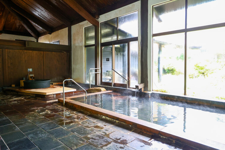 木造平屋土蔵造りの女性用大浴場