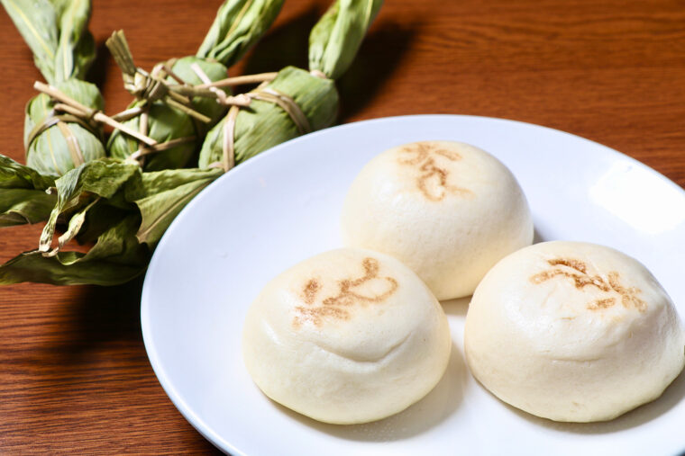 『蒸したて笹団子』と『蒸したて饅頭』（各150円）