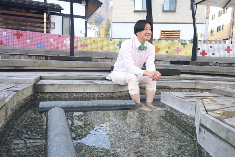 雪国館の隣には足湯・足休め かんなっくりもあるよ。寒い日でもお湯に浸かれば、じんわりあったか。きもちいいー。積雪時期（おおむね12月～4月上旬）は利用不可