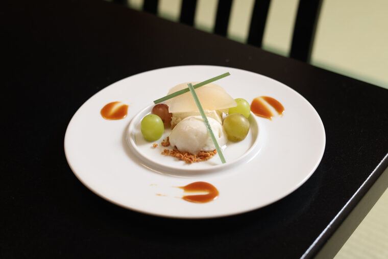 梨のタルト、レモングラスソルベなどを盛り合わせたデザート