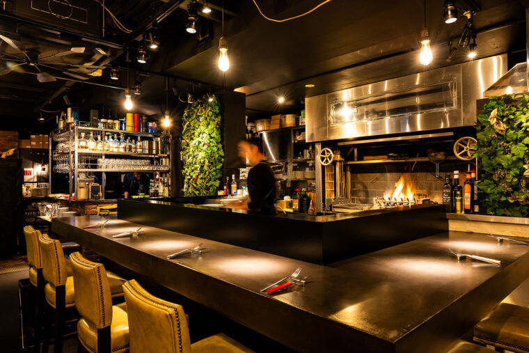 炎を眺めながら食事ができるカウンター席