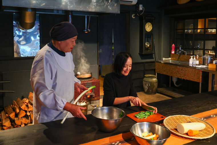 キノコ汁に入れる野菜の切り方を関さんから伝授してもらう