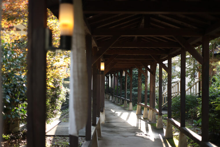 通路を進み、それぞれの客室へ