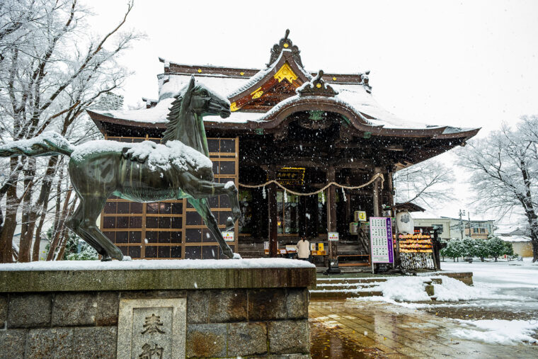 2026年は午年。勇壮な神馬像が鎮座する境内で初詣を