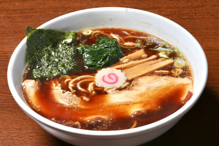 オリジナルでブレンドした山椒、花椒、黒 コショウがピリリときいた『長岡生姜醤油 らーめん 三椒』（880円）