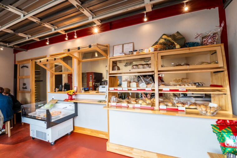 bakery studio REDHOUSE 店内。店内はご近所さんのサロン的存在に