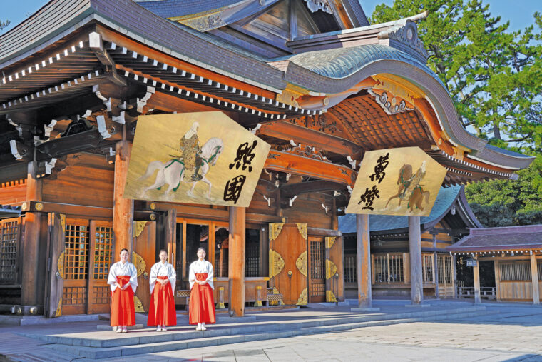 高さ2.7メートル、巾5.4メートルの特大絵馬が拝殿前に掲揚される