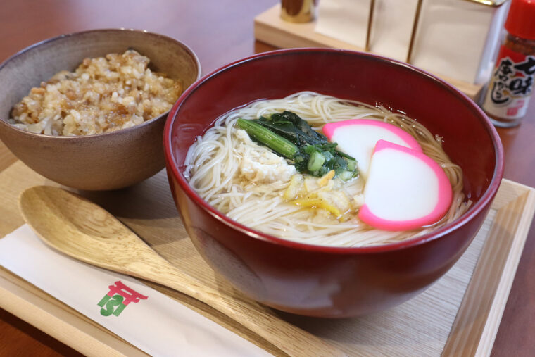 『季節のにゅうめんとおこわセット』（1,200円）
