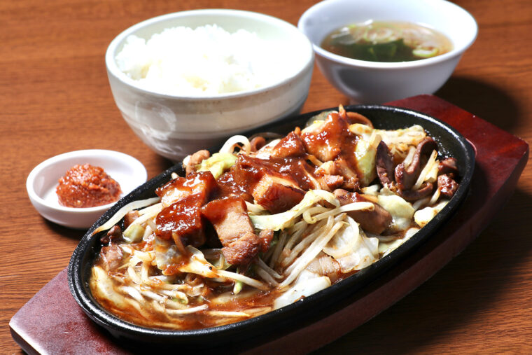 厚切りのバラ肉と豚モツ、ガツ、ハツを楽しめる『ホルモン叉焼』（1,100 円）