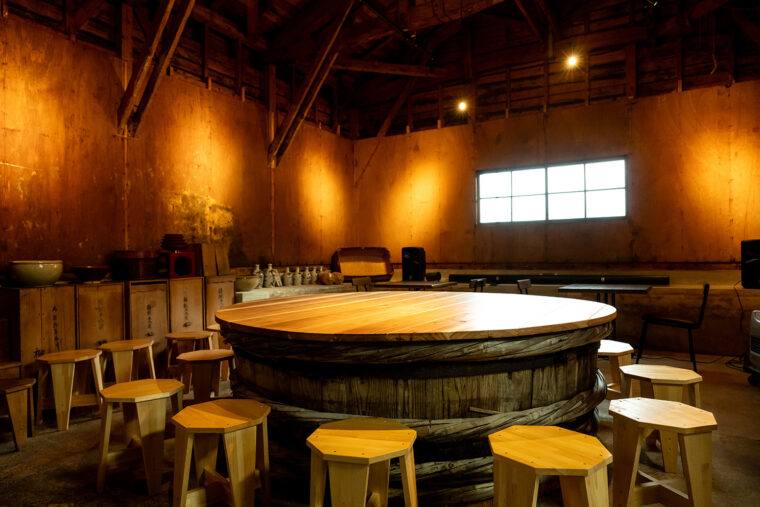 木桶のテーブルや長い歴史を感じる調度品に注目を