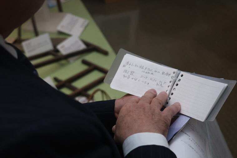 田村町長が常にポケットに忍ばせているネタ帳。のぞき見したら、湯沢のいろんな情報が細かく書かれていました。すごい！