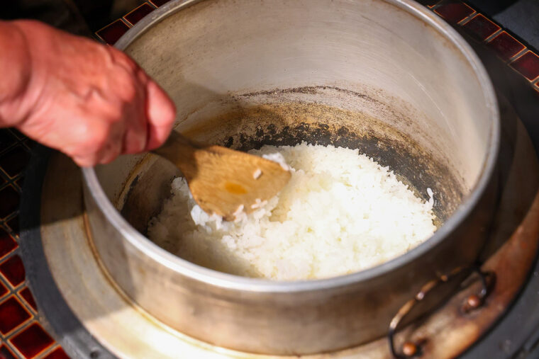 炊き上がったご飯はひと粒ひと粒がつややかで美しい